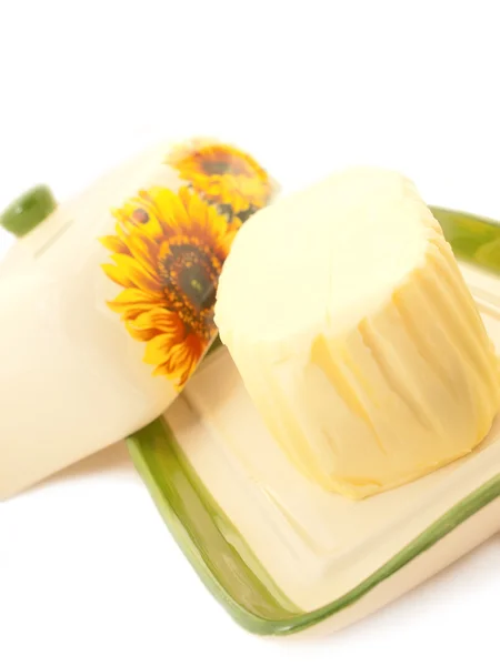 Máslo na bílé butterdish nad bílá — Stock fotografie