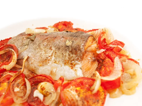 Trucha al horno con tomates y cebolla para receta mediterránea —  Fotos de Stock