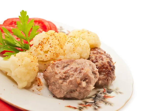 Almôndegas fritas com couve-flor e tomate em um bom prato — Fotografia de Stock