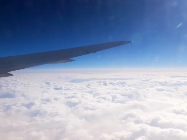 Mraky a obloha, jak je vidět oknem letadla — Stock fotografie