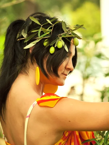 Kobiety w obraz oliwkowy nimfa — Zdjęcie stockowe