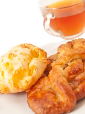 Peynir ve meyvelerle dolu leziz, taze pişmiş hamur işi.