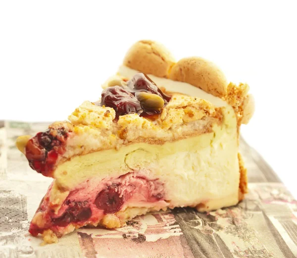 分離したビンテージのナプキンにチェリーとピスタチオのヨーグルト ケーキ — ストック写真