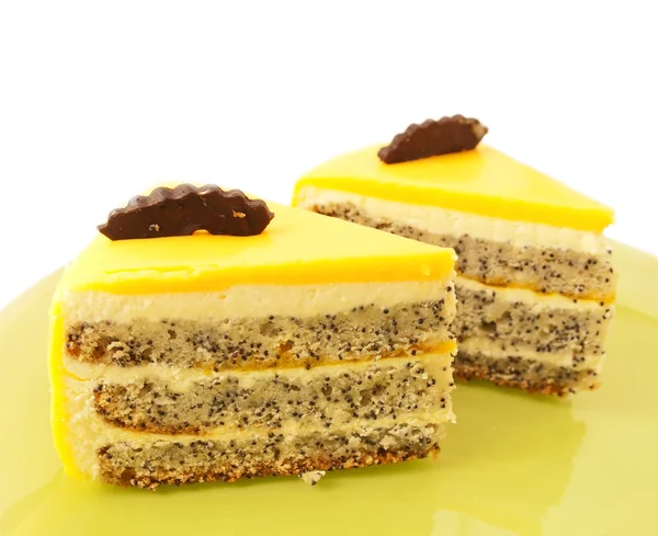 Dos rebanadas de delicioso pastel de mango con amapola en plato verde — Foto de Stock
