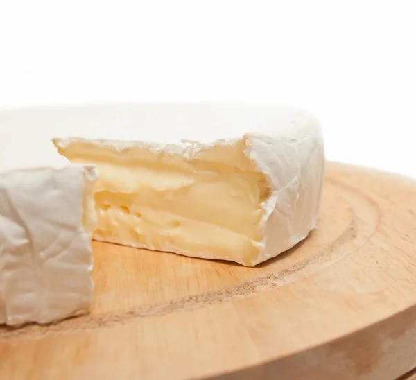 Cerchio Brie formaggio su scrivania in legno isolato — Foto Stock