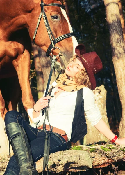 Joyeux cow-girl avec son cheval rouge . — Photo