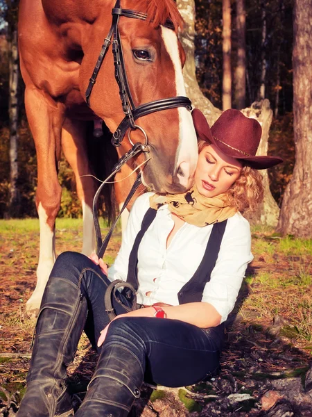 Kırmızı atı ile güzel cowgirl