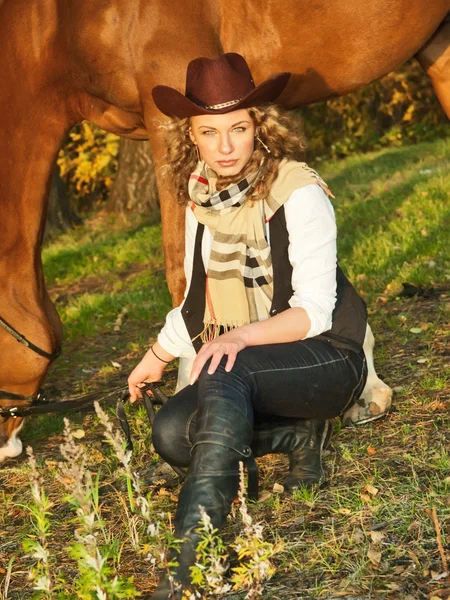 Hermosa vaquera con su caballo rojo — Foto de Stock