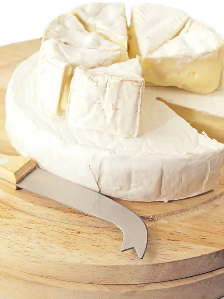Cerchio brie e formaggio camembert su scrivania in legno — Foto Stock