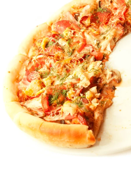 Pizza z pomidorami i kiełbasą na białym tle — Zdjęcie stockowe