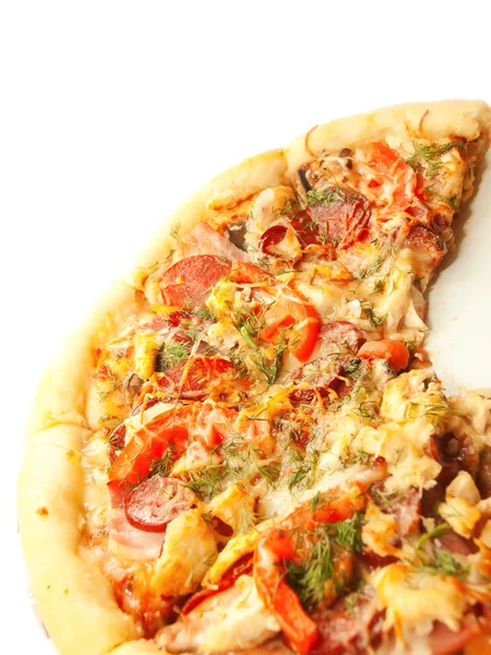 Pizza com tomate e salsicha isolada em branco — Fotografia de Stock