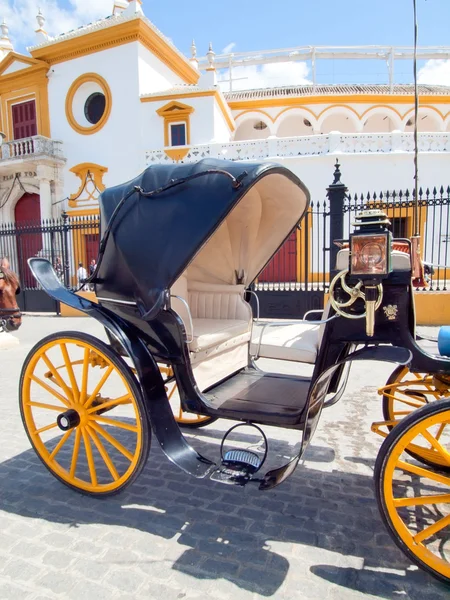 El caballo de carruaje frente a la plaza de toros de Sevilla, España — Foto de Stock
