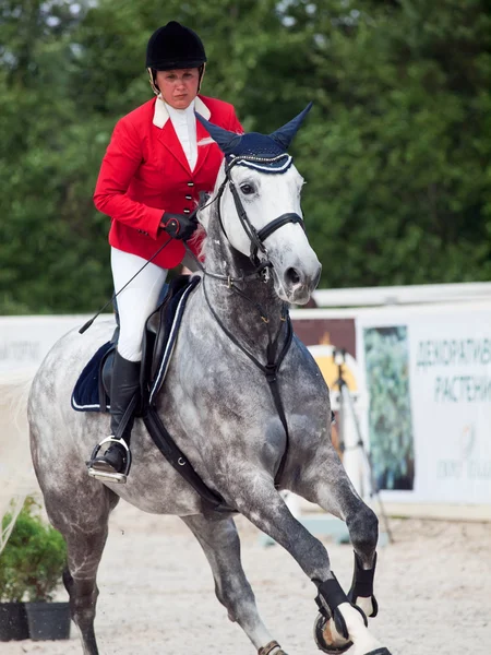 Saint Petersburg červenec 08: Rider Natalia Simonia na Solana 13 v — Stock fotografie