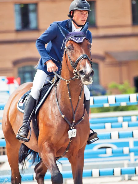 Saint-Petersburg-juli 08: Rider vitale Dziundzikau op Hillersborg — Stockfoto