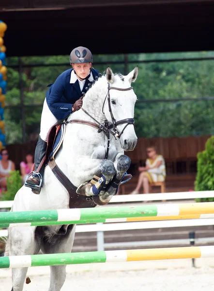 SAINT PETERSBURG-JULY 08: Rider Anna Dmitrieva on Vivaldi D in t — Stock Photo, Image