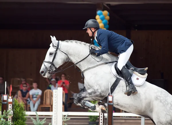 Saint-Petersburg-juli 08: Rider Anatoly Timchenko op Cara in de — Stockfoto