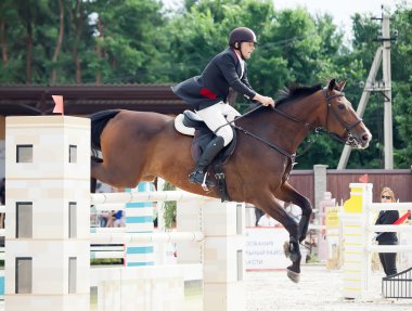 Binicilik sporu atlama