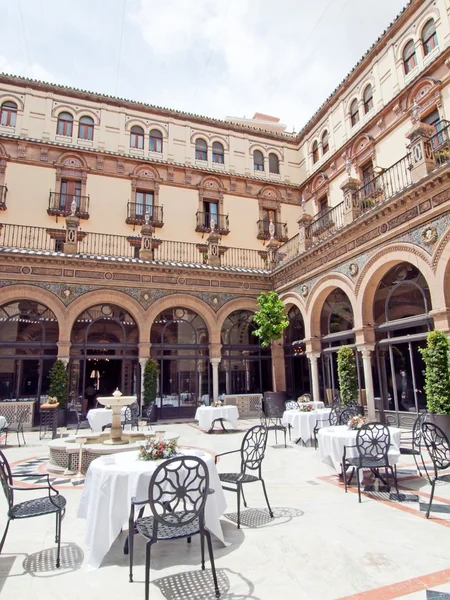 Atrium in Sevilla, Andalusie, Spanje — Stockfoto