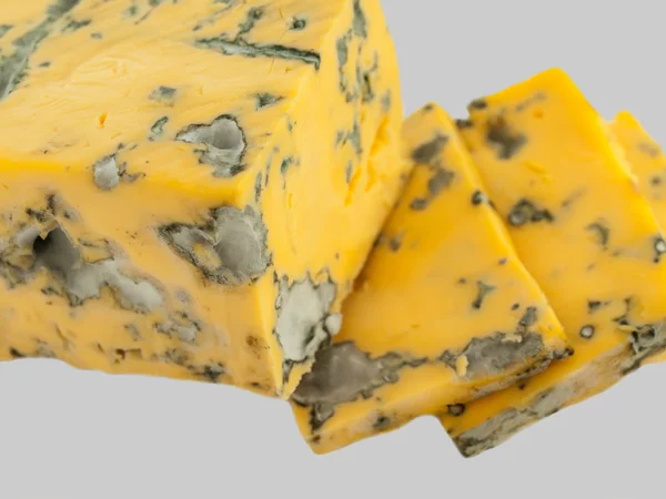 Macro amarillo dor azul queso aislado sobre fondo gris —  Fotos de Stock