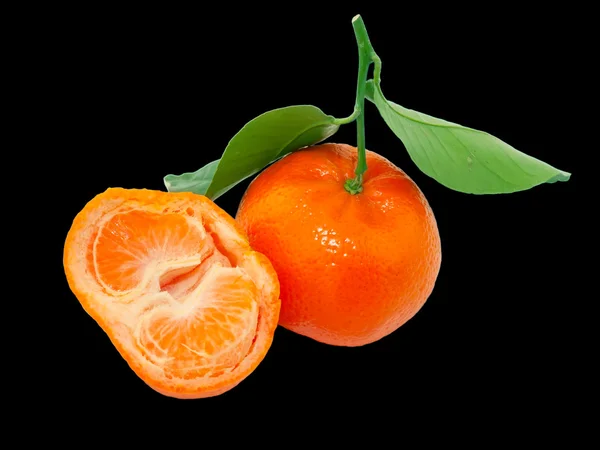 Mandarina con rodajas aisladas en negro — Foto de Stock