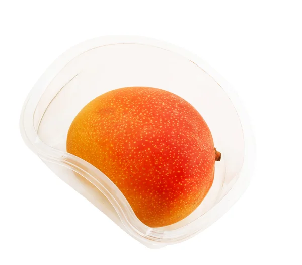Свежие фрукты манго на белом фоне — стоковое фото