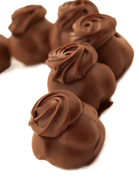 Beyaz bir arka plana dayanır çikolata şekerleme — Stok fotoğraf