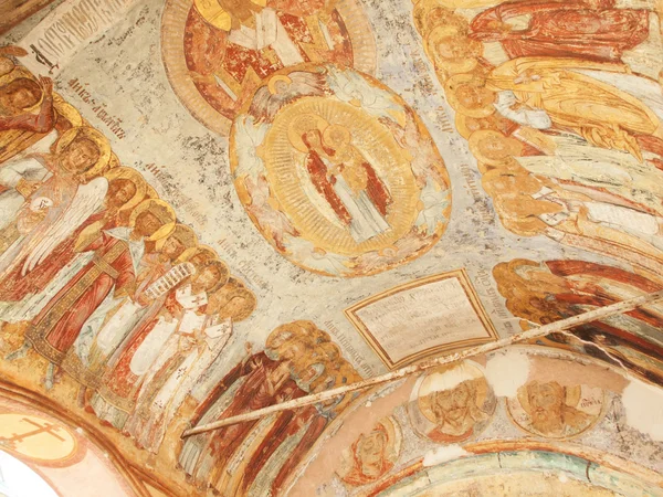 Antike byzantinische Mauer mit Fresken - Kloster (Russland) — Stockfoto