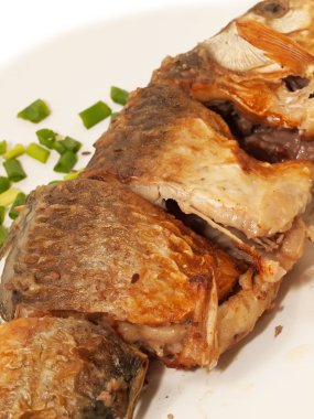 kızarmış balık taze otlar ile