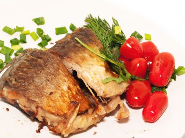 Bütün kızarmış bir balıklarıdır domates ile plaka üzerinde