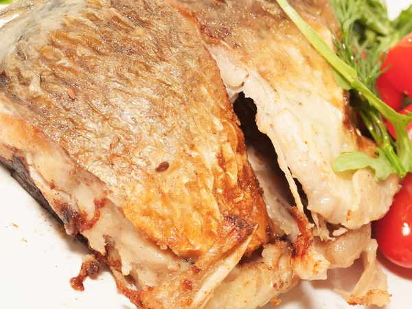 Prato de peixe - peixe frito e verduras — Fotografia de Stock