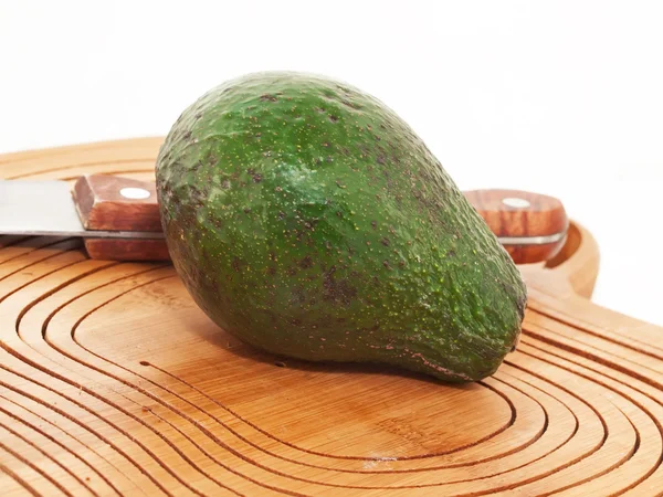 Avocat à la planche à découper — Photo