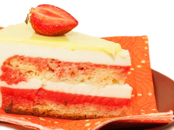 पांढरा वर वेगळे स्ट्रॉबेरी आणि लिंबू सह केक — स्टॉक फोटो, इमेज