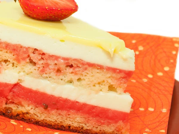 ケーキ イチゴと分離されたライム — ストック写真