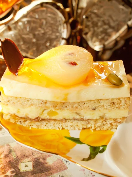 Sponge pear cake with soft praline — Stock Photo, Image