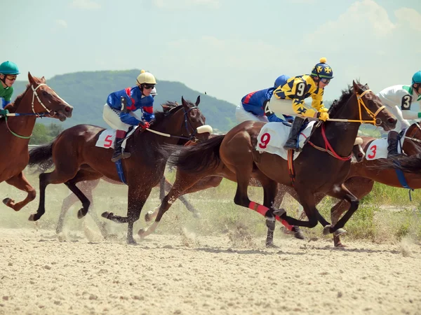 PYATIGORSK, RÚSSIA - 7 DE JULHO: corrida para o grande prêmio OaKS em julho — Fotografia de Stock