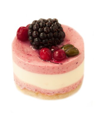 yoğurt kek üzerine beyaz izole çilek ile