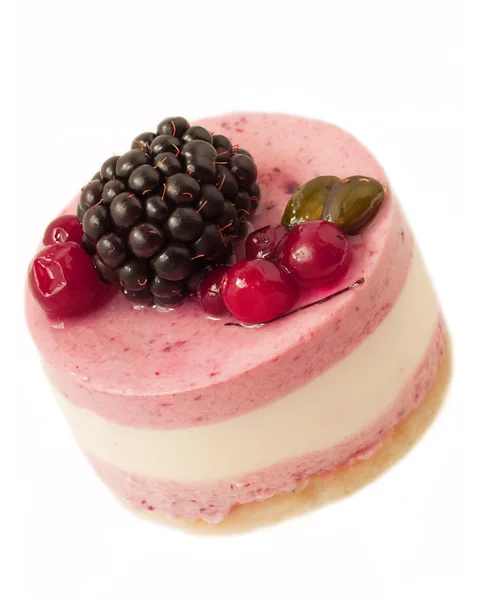 Pastel de yogur con bayas aisladas en blanco — Foto de Stock