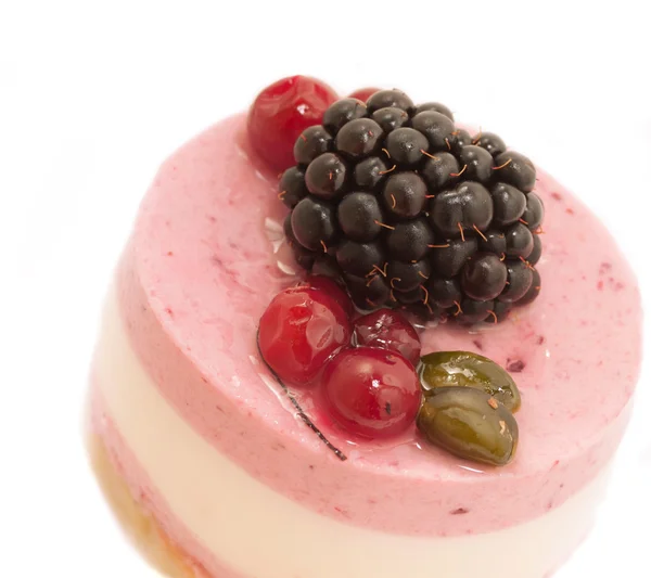 Yogurt cake with berries isolated on white — Stock Photo, Image