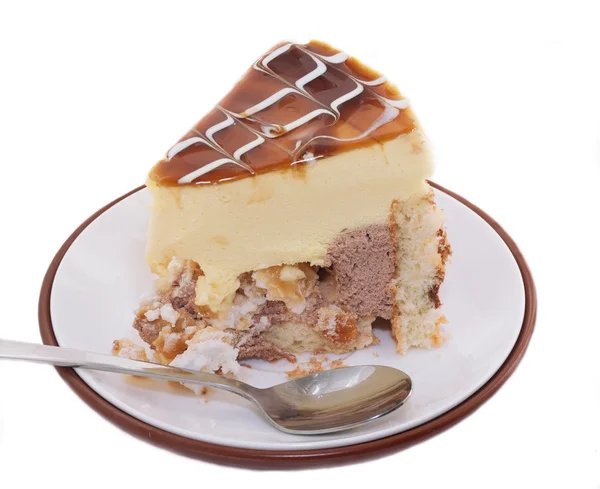 Stuk van heerlijke cake met mango mousse. geïsoleerd — Stockfoto