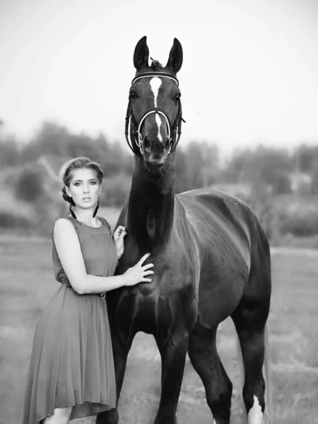 Porträt eines jungen Mädchens mit Pferd — Stockfoto
