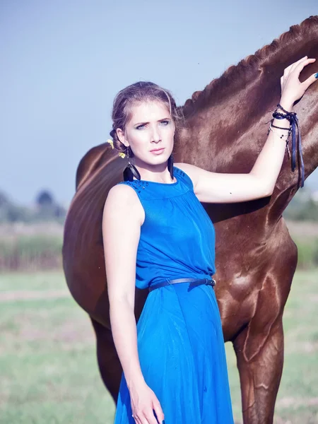 Retrato de niña con caballo — Foto de Stock