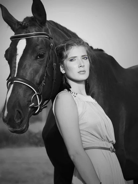 Retrato de hermosa chica con caballo — Foto de Stock