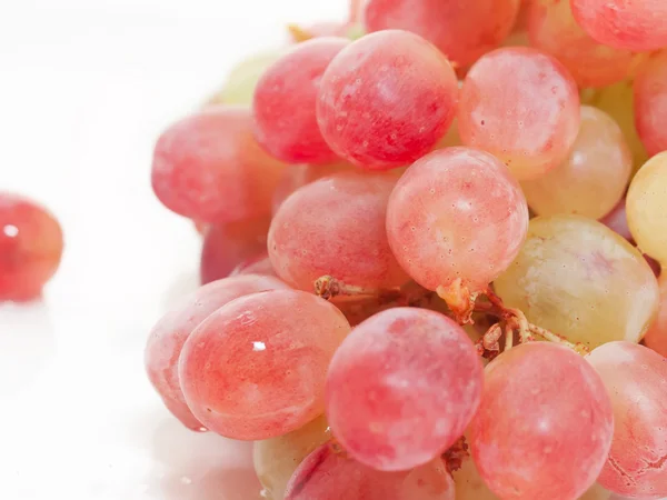 Red grape berries on white plate. macro — Stock Photo, Image