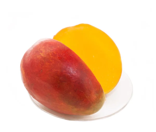半分マンゴー フルーツ プレート ホワイト上削減 — ストック写真