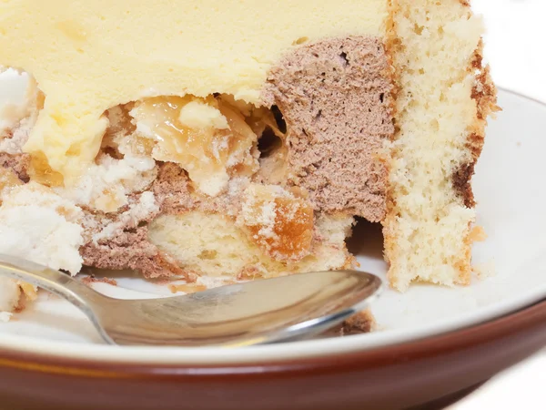 Stuk van heerlijke cake met mango mousse. macro — Stockfoto