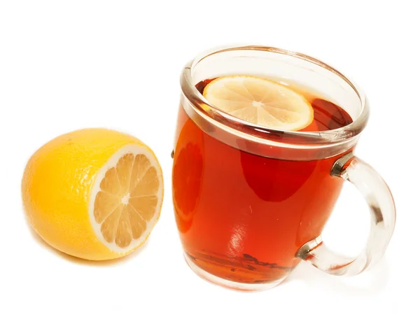 Taza de té con limón en rodajas y limón aislado en una espalda blanca —  Fotos de Stock
