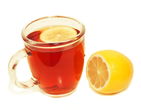 Taza de té con limón en rodajas y limón aislado en una espalda blanca —  Fotos de Stock