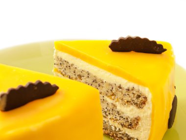 plaka üzerinde haşhaş ile mango lezzetli pasta dilimleri