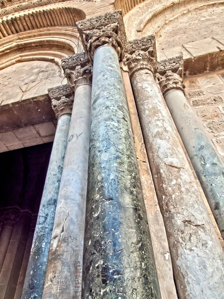 Columns of Main entrance of  Holy Sepulchre Church  in old city of Jerusalem — Stock Photo, Image