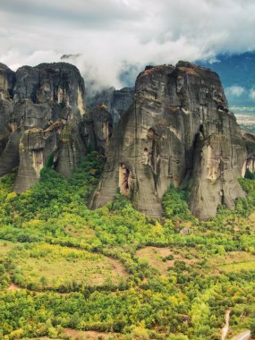 Yunanistan 'ın Meteora kentinde kayaların zirveleri